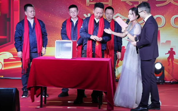 黄石尊龙凯时人生就是搏2024年终晚会：凝心聚力，共创辉煌！